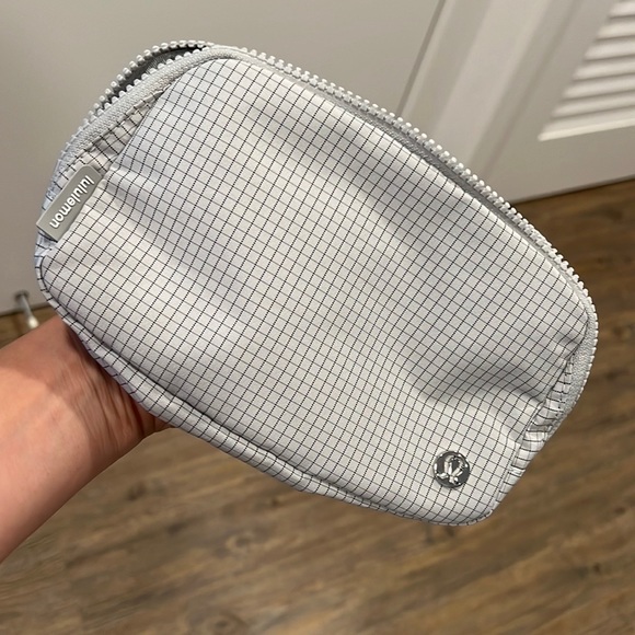Lululemon Everywhere Belt Bag - Picture 1 of 4